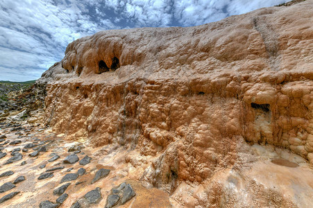 来自卡兹别吉区古道里矿泉的红矿泉水含化石的矿泉水来源姆茨赫塔佐治亚州Mtian图片