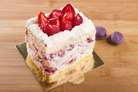 用草莓把蛋糕的一小图片