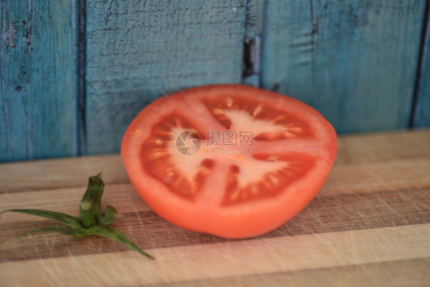 木板上的番茄图片