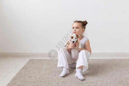 宠物儿童和动物概念可爱的小女孩和有趣的图片