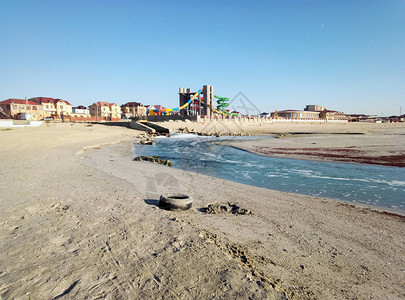 流入大海的排水通道里海的沙质海岸图片