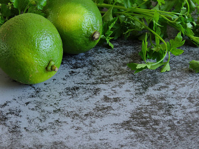 灰色背景的Limes和arsley图片