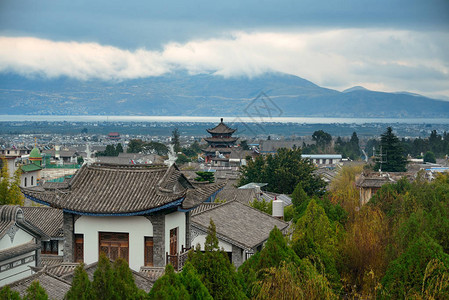 大理古城屋顶景观与多云的苍山云南图片