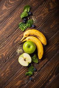 生长在木质背景的香蕉苹果和菠菜中图片