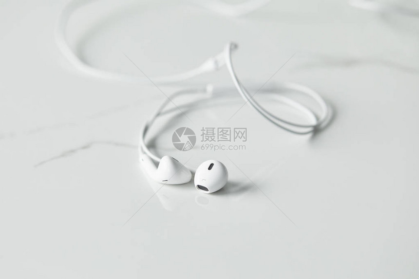 白色表面带白线耳机的选择焦点图片