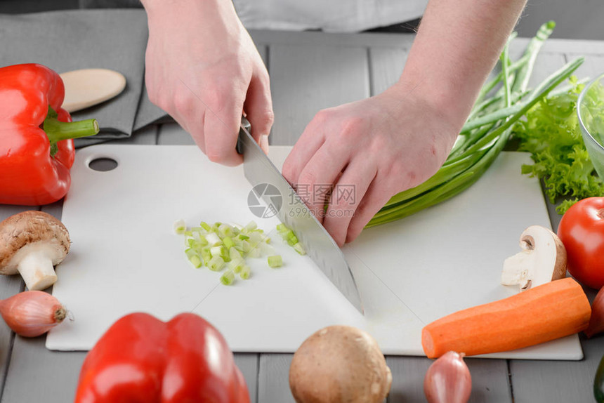 厨师切葱做蔬菜沙拉用植物原料烹饪食物图片