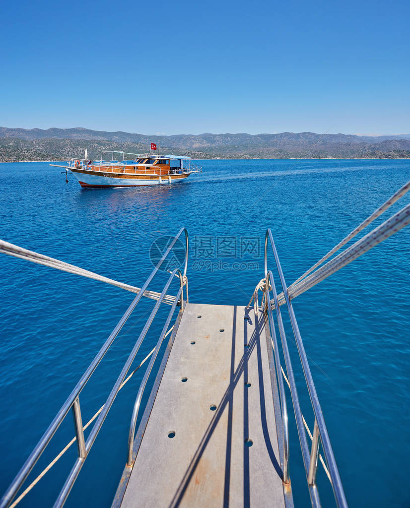 从船首斜桅看海的夏天视图图片