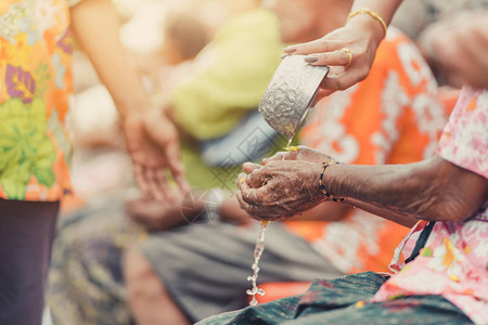 泰国人通过浇水和花环给长辈或尊敬的祖父母和长辈庆祝泼水节图片