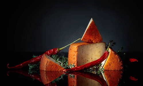 红佩科里诺羊奶酪配百里香和红辣椒意大利南部生产的带有香料图片