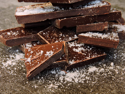 用于饮食的黑巧克力海盐巧克力图片