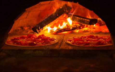 意大利比萨饼是用木火烤图片