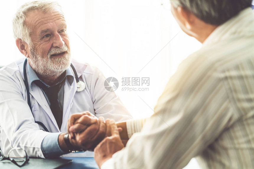 高级男医生在医院办公室与老年患者交谈医疗保健和医生图片