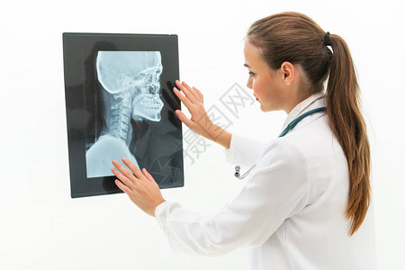 负责对病人头部进行X光片检查并诊断头骨损伤的女医生图片