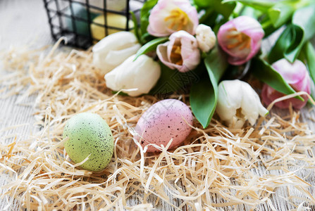 复活节鸡蛋和郁金香花束在图片