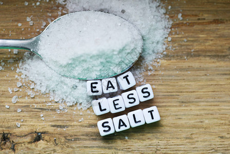 减少食盐建议用塑料字母和颗粒盐在木图片