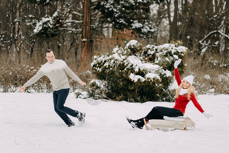 在雪公园玩得开心的情侣外出玩乐图片