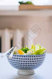 健康碗黄瓜沙拉和鸡蛋蓝盘的卷心菜以图片