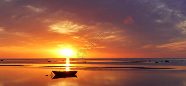 波罗的海上的清晨日出海上的渔船以日出和阳光为背景库尔泽图片