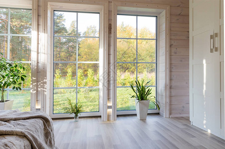 大窗户可以俯瞰秋天的庭院白色窗口中的金色秋景家庭和花园图片