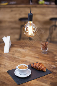 一杯美味的咖啡加法国甜点木制图片