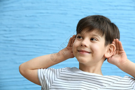 听力有问题的小男孩的图片