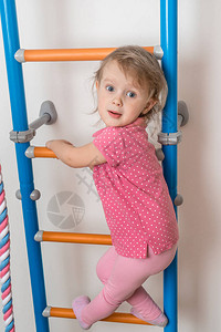 快乐的小女孩攀登阶梯家庭体育活图片