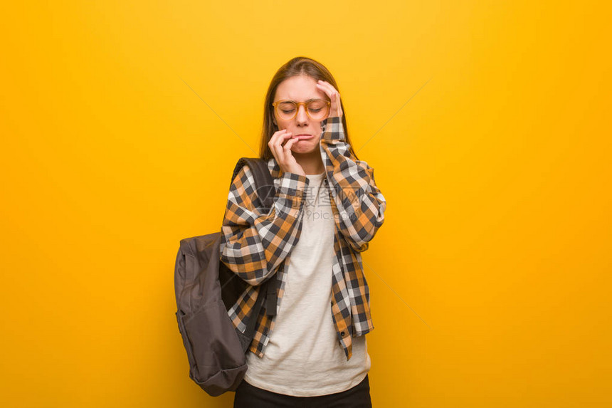 绝望和悲伤的年轻女学生图片