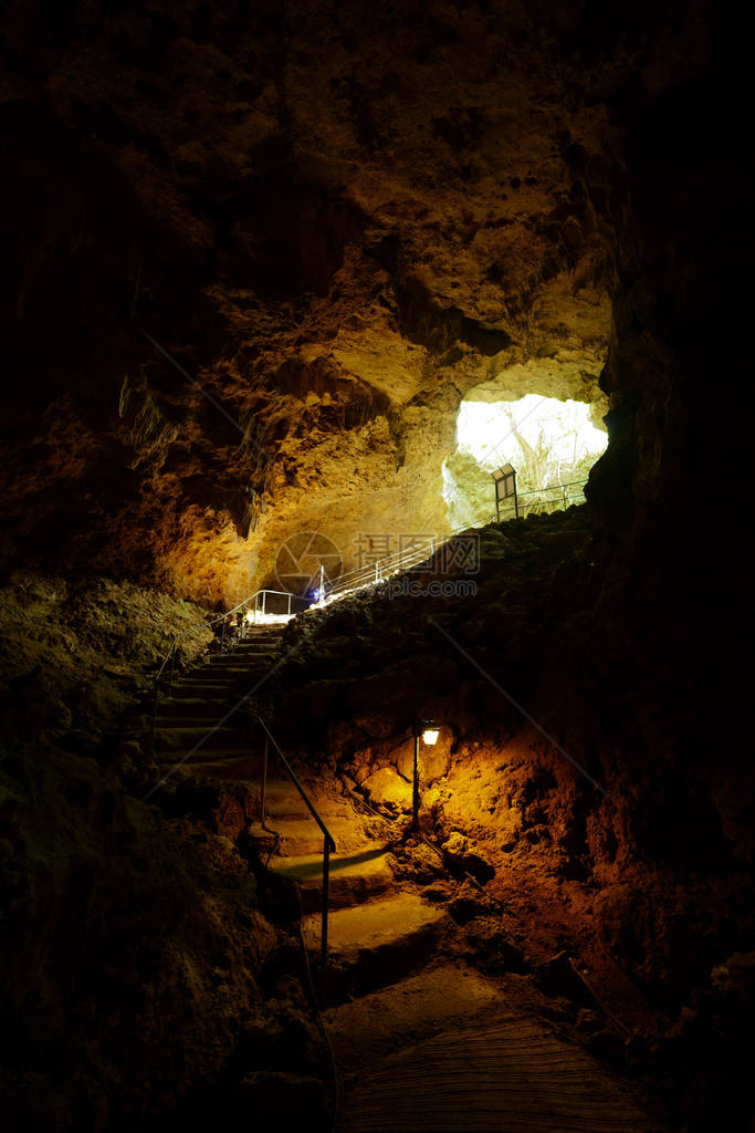 石垣岛的石灰岩洞图片