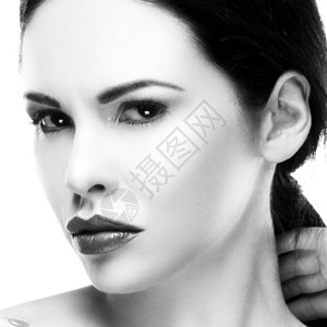 白色背景上深色嘴唇的女人肖像背景图片