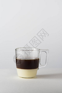 一杯加炼乳的咖啡饮料图片