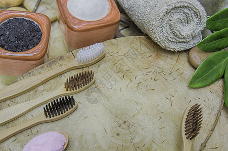 在木板和牙膏上用盐焦炭和Aloe制成的对生态友好的天然竹子牙刷图片