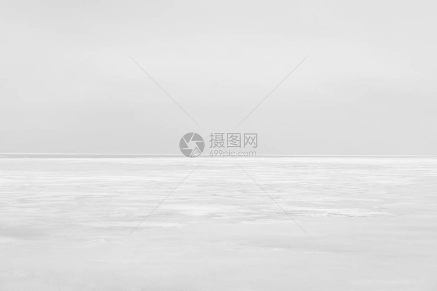 自然背景冻结的海水和地平线上的灰色天空冬季风景图像图片