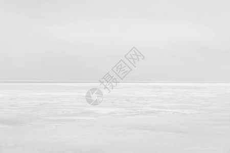 自然背景冻结的海水和地平线上的灰色天空冬季风景图像图片