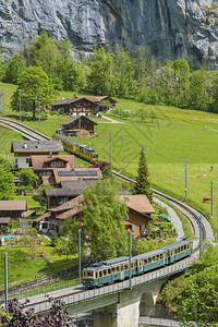瑞士劳特布伦恩山谷的列车图片