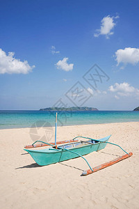 热带海滩上的蓝色小船图片