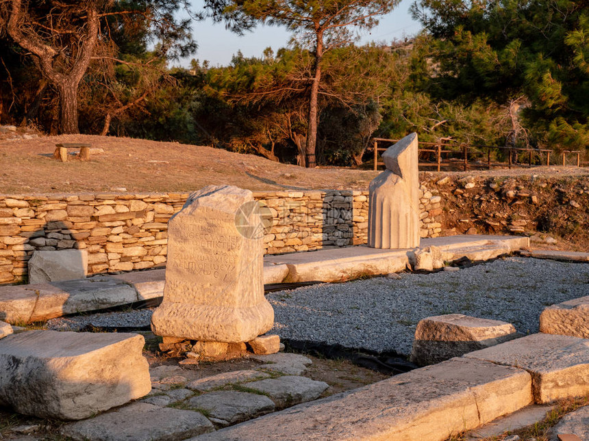 希腊塔索斯岛AlikiMarble港附近的考古遗址用古希腊语雕刻的图片
