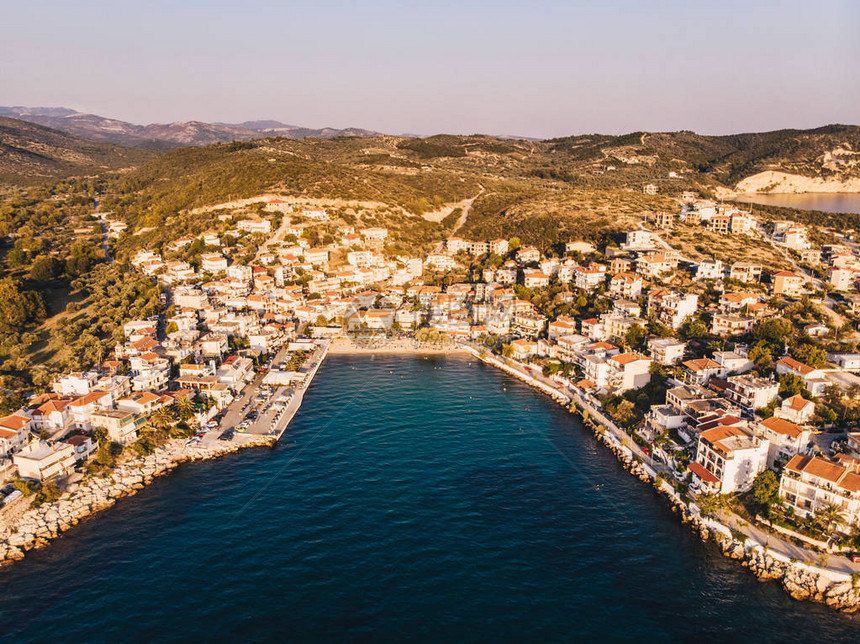 希腊塔索斯岛的SkalaMarion海滩和港口使用无人驾驶飞图片