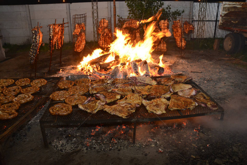 传统阿根廷阿萨多拉图片