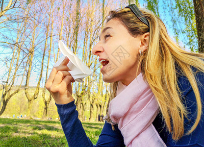 春天打喷嚏过敏花粉症花粉过敏擤鼻涕图片