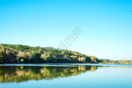 乌克兰湖面景色惊人清澈绿图片