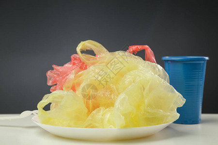 你吃多少塑料盘子里的塑料塑料污染概念图片