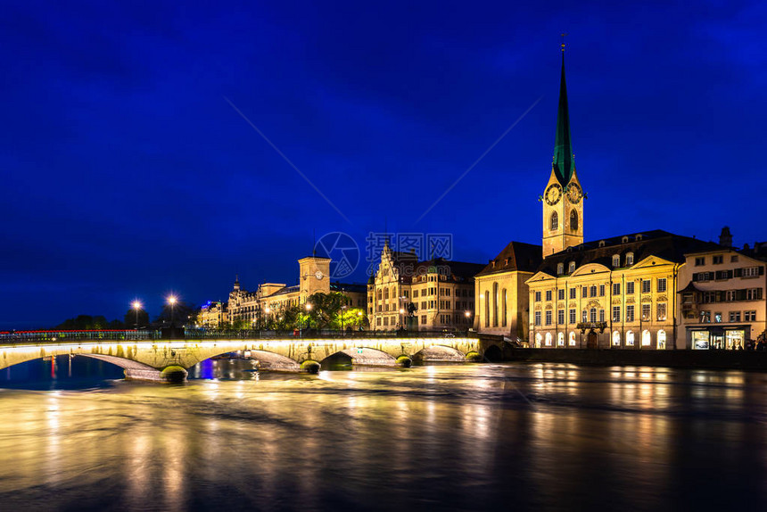 与著名的Fraumunster教堂和瑞士苏黎世的Limmat河一起观看具有历史意义的苏黎世图片