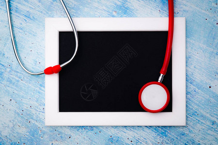 世界卫生日保健和医疗概念红色听诊器和复印空间照片图片