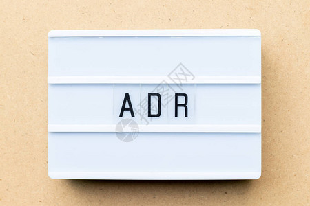 白光盒在木本上用ADR字减少不图片