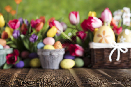 复活节背景果实木桌郁金香和春花复活节图片