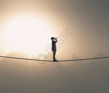 年轻人在高海拔的绳子上透图片