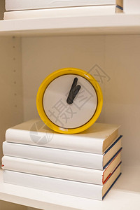 笔记本和铅笔时钟是放映时间1010时钟高清图片