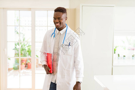 非裔美国人医生男子微笑着戴听诊器图片