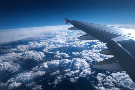 空中飞翔的飞机翼云图片