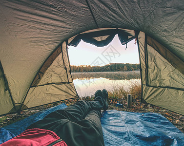 两条腿在湖边的帐篷里休息Hiker享受观光外观和图片